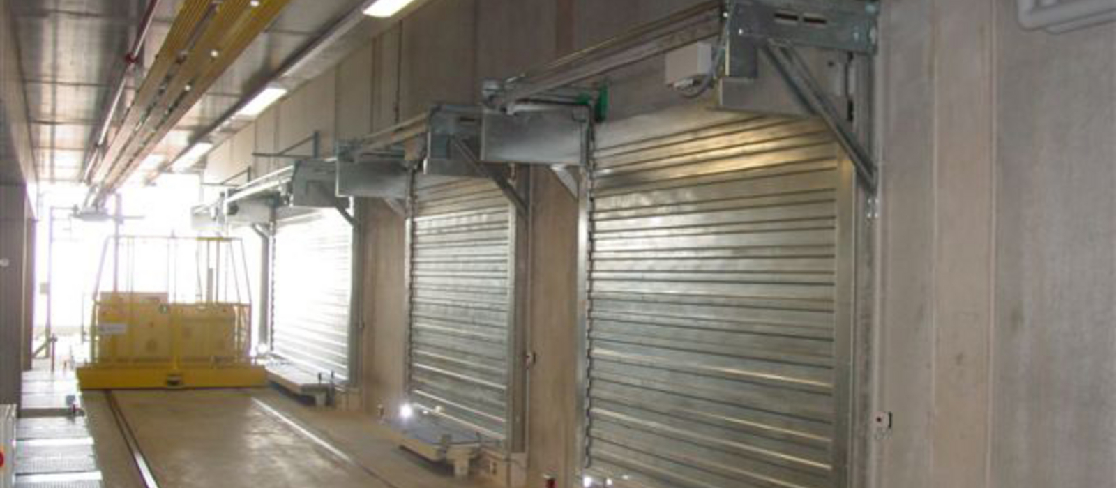 Fire protection in buildings with rail-bound intralogistics